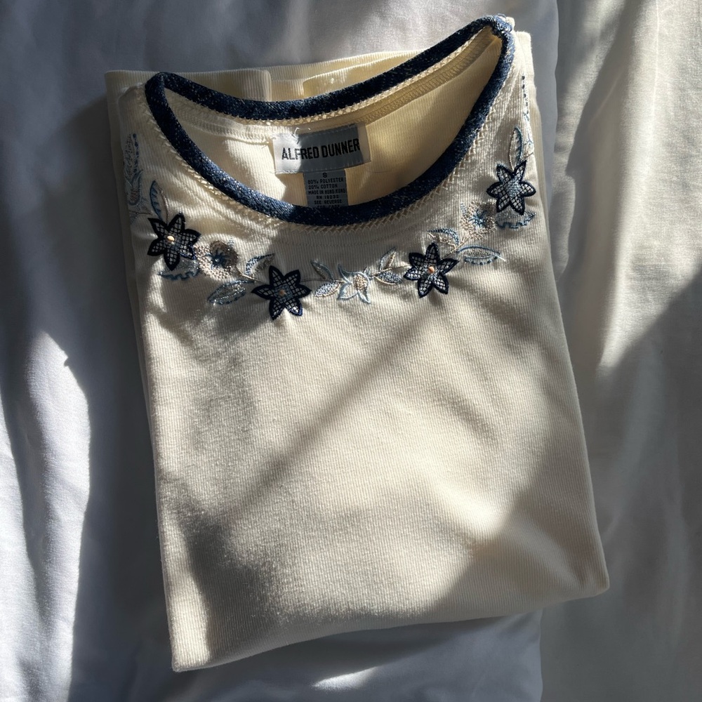 Short sleeve tee with flower collar